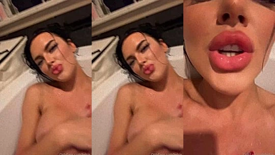 italian,norwegian onlyfans m0odel Kelsie Smeby takes a bath in the tub and cover her big tits